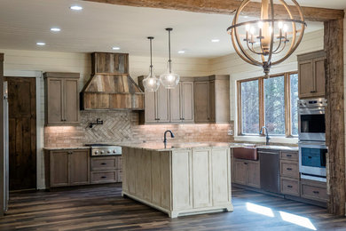 Example of a kitchen design in Charlotte