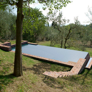 Mittelgroßer Landhaus Pool in rechteckiger Form mit Natursteinplatten in Florenz