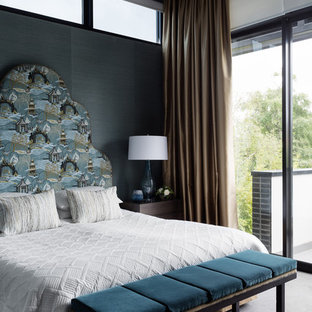 Foto di una camera da letto etnica con pareti blu e moquette