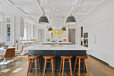 Kitchen - traditional kitchen idea in Los Angeles