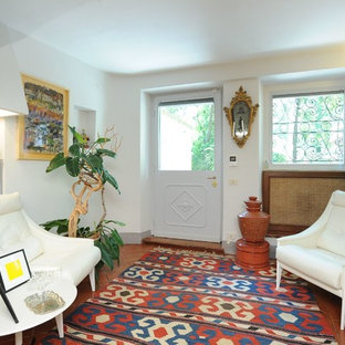 Idéer för eklektiska foajéer, med vita väggar, en enkeldörr, en vit dörr, klinkergolv i terrakotta och orange golv