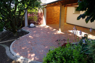 Foto de terraza tradicional pequeña sin cubierta en patio lateral