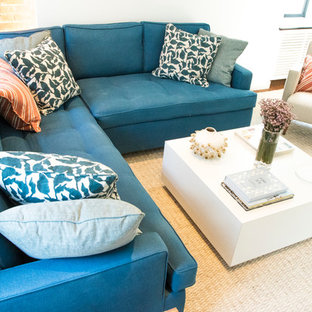 Foto di un piccolo soggiorno minimalista stile loft con pareti bianche e pavimento in legno massello medio