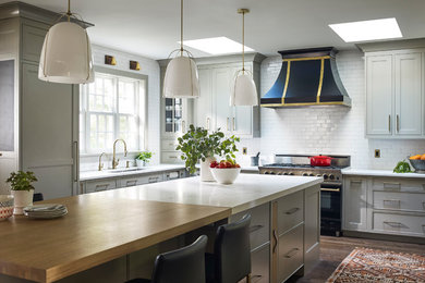 Kitchen - large cottage kitchen idea in New York