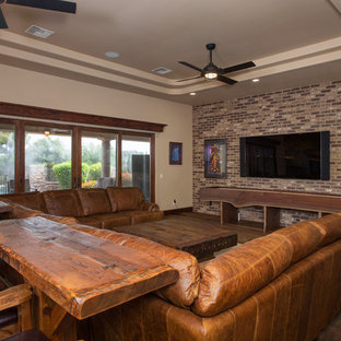 Großer, Offener Mediterraner Hobbyraum ohne Kamin mit beiger Wandfarbe, Bambusparkett, Wand-TV und braunem Boden in Sonstige