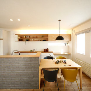 札幌のアジアンスタイルのLDKの画像 (白い壁、無垢フローリング、茶色い床)