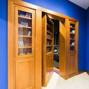 Inspiration pour une salle de cinéma traditionnelle de taille moyenne et fermée avec un mur noir, moquette, un écran de projection et un sol blanc.