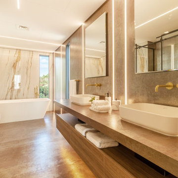 Luxury Master Bathroom with Double Vanity in Jumeirah Islands in Dubai