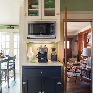 На фото: маленькая отдельная, п-образная кухня в стиле лофт с раковиной в стиле кантри, фасадами в стиле шейкер, мраморной столешницей, фартуком цвета металлик, техникой из нержавеющей стали, деревянным полом, черными фасадами, фартуком из плитки кабанчик, зеленым полом и серой столешницей без острова с