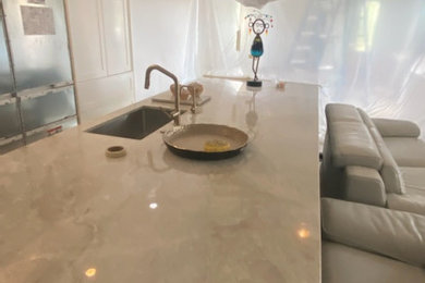 Example of a classic kitchen design in Miami