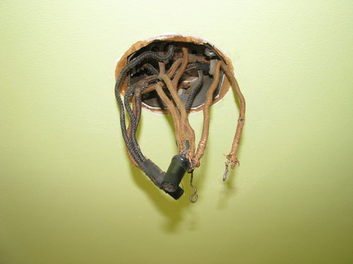 Replacing light fixture, old wiring - what's going on?
