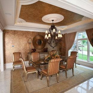 シンシナティの巨大なトラディショナルスタイルのLDKの画像 (メタリックの壁、大理石の床)