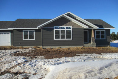 Arts and crafts home design photo in Other