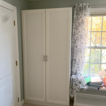 Optimizing Custom White Closet Designs for Small Spaces