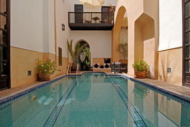Cette photo montre une piscine méditerranéenne.