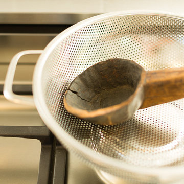 Modern Kitchen Stovetop Styling with Chrome Collander