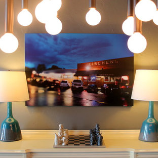 オクラホマシティの中サイズのエクレクティックスタイルのLDKの画像 (グレーの壁、無垢フローリング、暖炉なし)