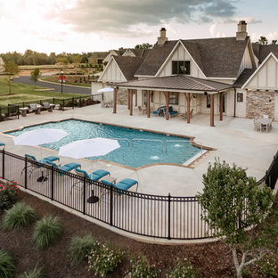 アトランタのトランジショナルスタイルのおしゃれな家の外観 (混合材サイディング、マルチカラーの外壁、切妻屋根、金属屋根) の写真