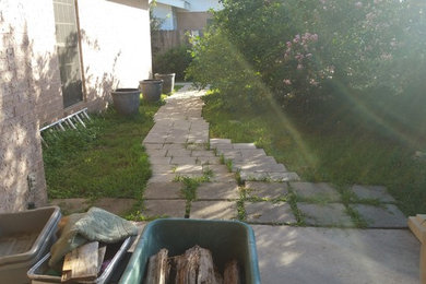 Foto de camino de jardín pequeño en patio trasero con exposición parcial al sol y adoquines de hormigón