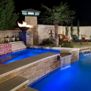 Inredning av en modern mellanstor anpassad pool på baksidan av huset, med marksten i betong och spabad