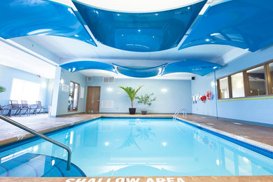 Aménagement d'une très grande piscine contemporaine rectangle avec du carrelage.