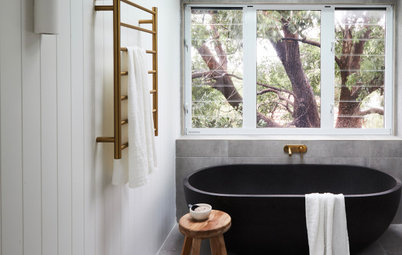 Room of the Week:  A Bathroom That Lets Nature Steal the Show