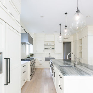 75+ Küchen mit Rückwand aus Holzdielen und schwarzer Arbeitsplatte