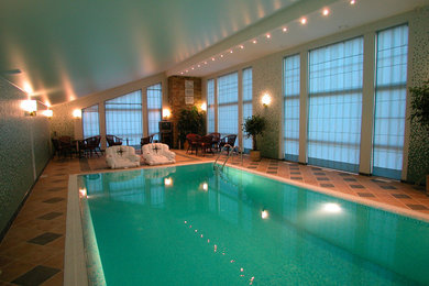 Modelo de piscina con fuente contemporánea de tamaño medio rectangular y interior con suelo de baldosas