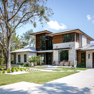 Großes, Zweistöckiges Modernes Einfamilienhaus mit Holzfassade und Blechdach in Jacksonville