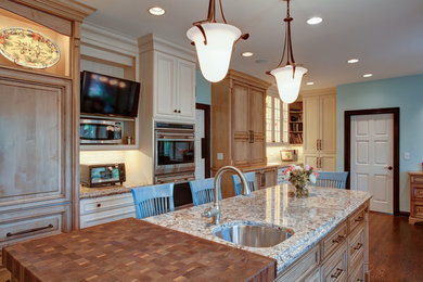 Eat-in kitchen - large traditional l-shaped medium tone wood floor eat-in kitchen idea in Chicago with a single-bowl sink, quartz countertops, ceramic backsplash, stainless steel appliances and an island