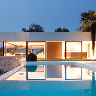 Foto på en maritim pool längs med huset