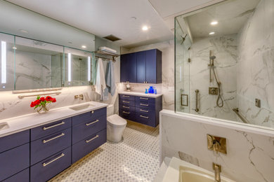 デンバーにある高級な中くらいなエクレクティックスタイルのおしゃれなマスターバスルーム (フラットパネル扉のキャビネット、青いキャビネット、ビデ、グレーのタイル、セラミックタイル、モザイクタイル、アンダーカウンター洗面器、クオーツストーンの洗面台、青い床、開き戸のシャワー、白い洗面カウンター、洗面台2つ、フローティング洗面台) の写真