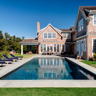 Bild på en vintage rektangulär pool på baksidan av huset, med stämplad betong