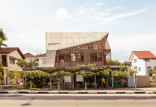 Современный Фасад дома by Aamer Architects