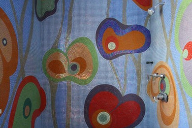 Imagen de cuarto de baño ecléctico con ducha empotrada, baldosas y/o azulejos azules, baldosas y/o azulejos verdes, baldosas y/o azulejos naranja, baldosas y/o azulejos rojos, baldosas y/o azulejos en mosaico, paredes azules, suelo con mosaicos de baldosas y suelo azul