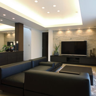 Bild på ett mellanstort funkis allrum med öppen planlösning, med ett finrum, vita väggar, vinylgolv, en fristående TV och beiget golv