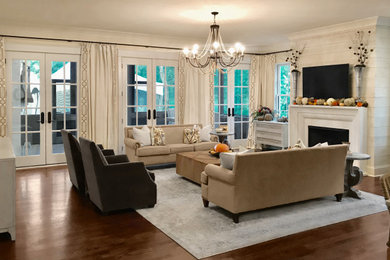 Example of a transitional living room design in Nashville