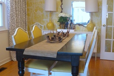 Dining room - traditional dining room idea in Toronto