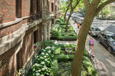 This is an example of a traditional shade front yard formal garden in Chicago.