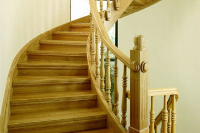 Стильный дизайн: лестница среднего размера в классическом стиле - последний тренд