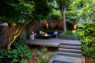 Стильный дизайн: маленькая терраса на заднем дворе в стиле модернизм с местом для костра для на участке и в саду - последний тренд