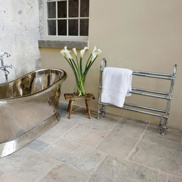 Cottage Style Bathroom with Rollbop Bath