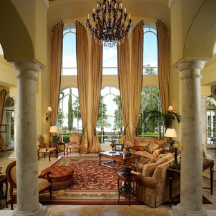 Geräumiges, Repräsentatives, Fernseherloses, Offenes Mediterranes Wohnzimmer mit beiger Wandfarbe und Marmorboden in Orlando