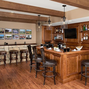 Rustikale Hausbar mit Rückwand aus Holz Ideen, Design & Bilder