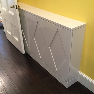 Idée de décoration pour un petit hall d'entrée bohème avec un mur jaune, un sol en bois foncé, une porte simple et un sol marron.