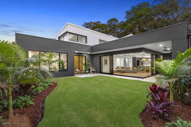 Inspiration for a contemporary home design in Gold Coast - Tweed.