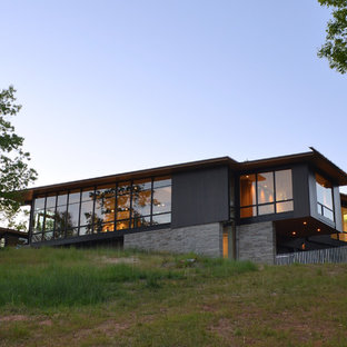シャーロットのモダンスタイルのおしゃれな家の外観 (ガラスサイディング) の写真