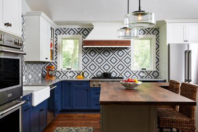 Inspiration for a transitional eat-in kitchen remodel in Minneapolis
