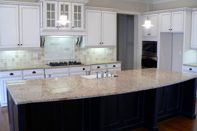 Kitchen - traditional kitchen idea in Charlotte