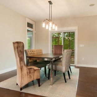 シーダーラピッズの中サイズのトランジショナルスタイルのLDKの画像 (グレーの壁、無垢フローリング、暖炉なし、茶色い床)